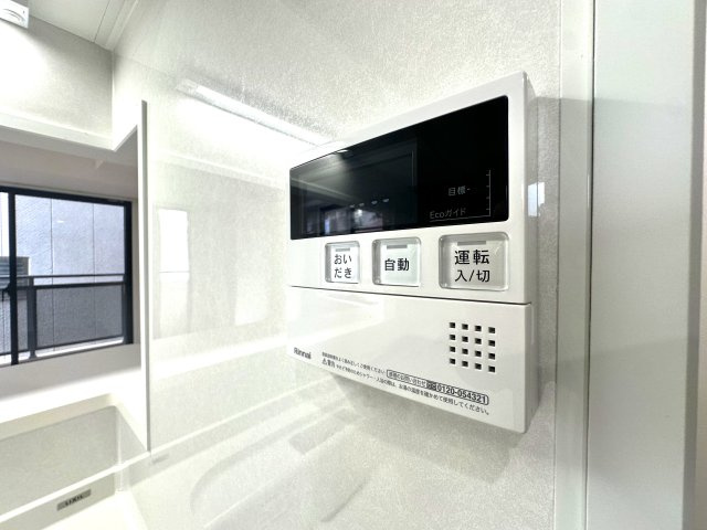 ライオンズマンション向島第2の防犯設備|ワンタッチ操作でお湯張りや追い焚きができるオートバスは、忙しい日々の中でも快適なバスタイムをサポート。湯温の調整や保温も自動で行えるため、いつでもちょうどいい温かさのお風呂が待っています。