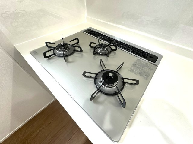 ライオンズマンション向島第2のキッチン|3口ガスコンロで、同時調理もスムーズに。忙しい毎日にうれしい機能です。ガラストップコンロはスタイリッシュなデザインで、掃除が簡単、汚れがつきにくいなどのメリットがあります。