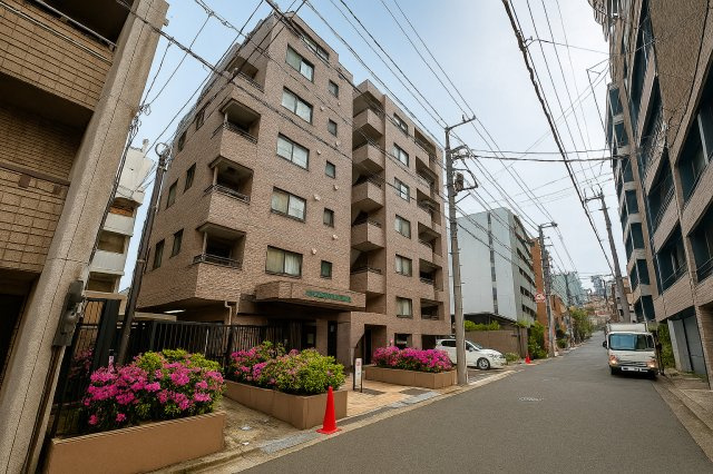 ライオンズマンション向島第2の外観|周囲の景観と調和する、落ち着きある洗練デザイン。日常の風景にさりげない美しさを添える、ちょうどよい存在感です。