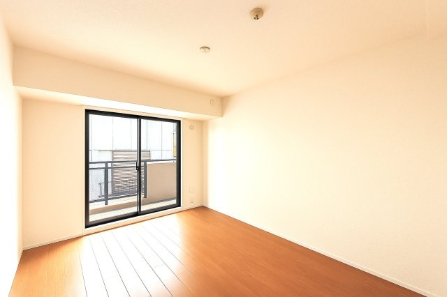 ライオンズマンション向島第2の洋室|明るさと落ち着きを兼ね備えた洋室。大きな窓から差し込む自然光が、心をやさしく満たしてくれる穏やかなプライベート空間です。