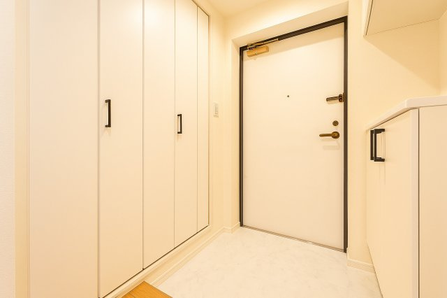 ライオンズマンション向島第2の玄関|落ち着いたデザインと広々とした空間が調和する玄関は、住まう人を温かく迎え入れます。毎日の出発と帰宅を心地よく包み込み、日常に上質なひとときをもたらしてくれる場所です。
