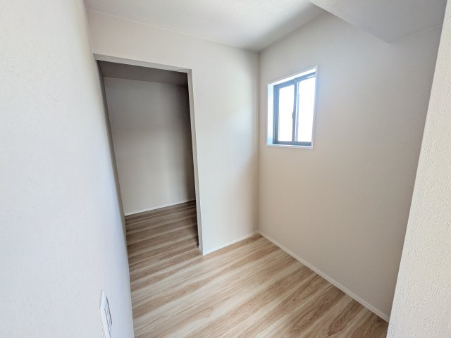 土浦市木田余　1期　新築戸建て　1号棟の収納|大容量のウォークインクローゼット。衣類はもちろん、スーツケースや季節の家電もまとめて収納でき、居室空間をすっきりと保ちます。
