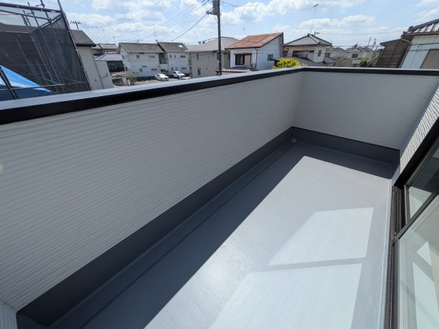 土浦市木田余　1期　新築戸建て　1号棟のバルコニー|洗濯物も布団もまとめて干せるワイド設計。
広々としたワイドバルコニーで、家事の効率が上がり、日々の暮らしが快適になります。