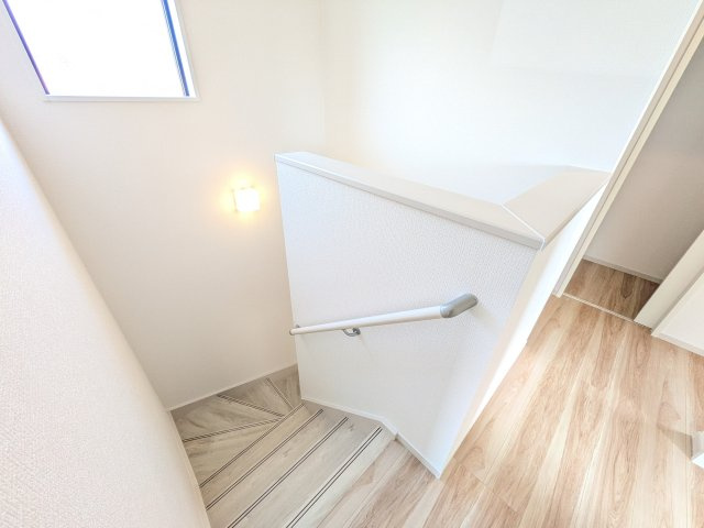 土浦市木田余　1期　新築戸建て　1号棟の内装|窓付きで明るい階段は、手すり付きでお子様からご年配の方まで安心して上り下りができます♪