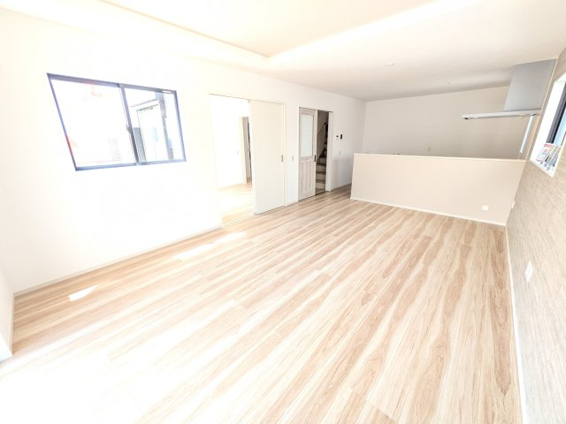 土浦市木田余　1期　新築戸建て　1号棟の居間・リビング|家族の会話が自然と弾む、広々としたゆとりのLDK。南向きの窓からたっぷりの光が射し込む明るく快適な空間です。