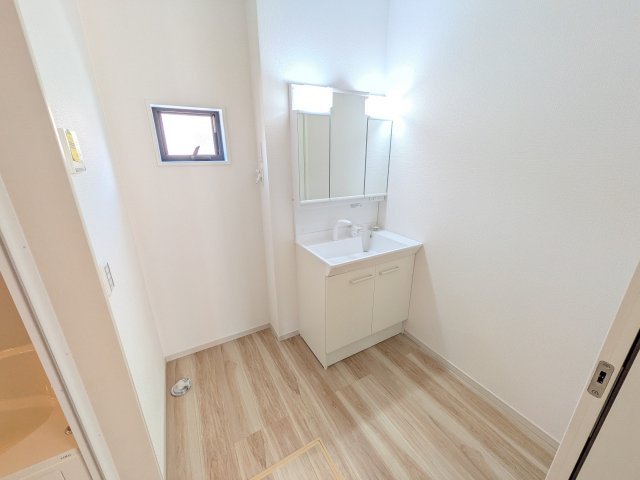 土浦市木田余　1期　新築戸建て　1号棟の独立洗面台|三面鏡の洗面化粧台はミラー扉の内側がすべて収納スペースになっており、収納力も魅力的です♪
ボックスティッシュも収納可能で、可変トレイは収納物に応じて高さ調整ができます！
取り外して洗えるので清潔です♪
