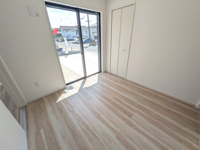 土浦市木田余　1期　新築戸建て　1号棟の洋室|リビングと繋がる多目的スペース。引き戸を開ければ広々LDK、閉じれば客間や書斎、お子様の遊び場に早変わりします。日当たりも良好です♪
