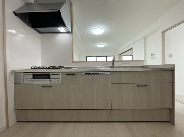 アーサー櫛原リベックスのキッチン|システムキッチンはお部屋の雰囲気に合ったグレージュカラーです！