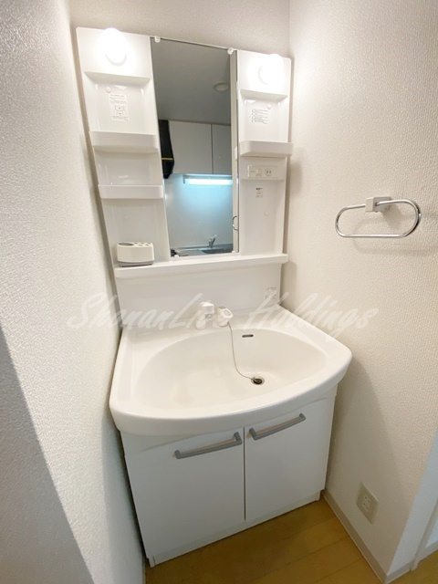 レイシャント鵠沼の洗面所|明るい洗面所です