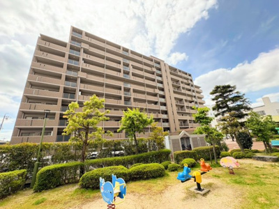 【外観】 | コープ野村三郷弐番館 | ◆三郷駅徒歩約11分の場所に位置する【コープ野村三郷　弐番館】は、管理が行き届とても綺麗なマンションです。公園・温泉・病院・スーパーと全て徒歩圏で生活が大変便利です。