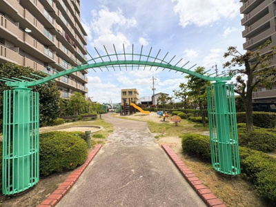 【その他共用部分】 | コープ野村三郷弐番館 | ◆マンションの敷地内には小さいお子様が遊べる公園が設置されております。近くの公園に行く事無く、マンションの敷地内でちょっとお出かけするにはちょうど良い共有施設となり、親御さんにはとても嬉しい内容。