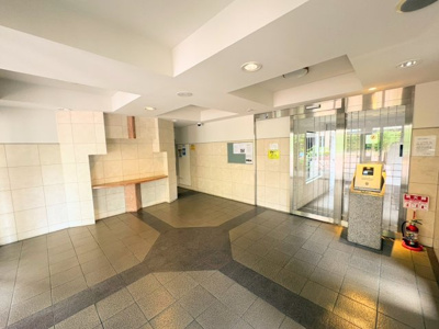 【エントランス】 | コープ野村三郷弐番館 | ◆オートロック付のエントランスはとても広々。これだけ広い共用部であれば、朝やお帰りの際の混雑も少なくできストレスフリーです。