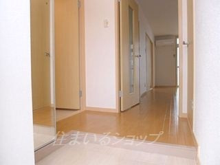 エルディム三通田の玄関|ミラー付きシューズボックス