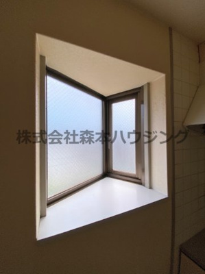 【内装】 | 　サニーコート | 出窓が明るくしてくれます
