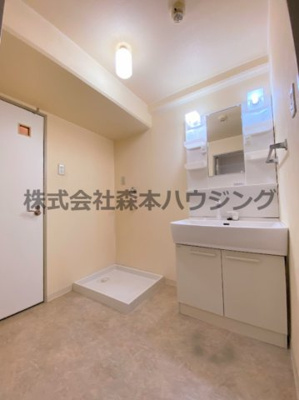 【洗面所】 | 　サニーコート | 広い洗面スペース