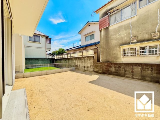 尼崎市東園田町３丁目　第29　2号棟の庭|ゆったりとした南向きのお庭は、家庭菜園やガーデニングを楽しむにも十分なサイズ。室内とつながる外空間が、日々の暮らしにゆとりと彩りをもたらしてくれます。