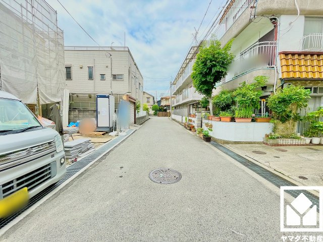 尼崎市東園田町３丁目　第29　2号棟の前面道路含む現地写真|「セブンイレブン尼崎東園田3丁目店」まで徒歩4分、「業務スーパー園田店」まで徒歩5分、「スギ薬局東園田店」まで徒歩6分など、お買い物施設が徒歩圏内に複数あり便利な住環境です。