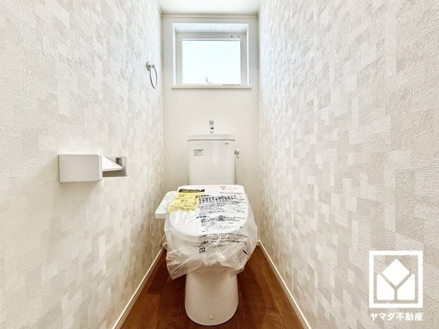 尼崎市東園田町３丁目　第29　2号棟のトイレ|明るく清潔感溢れるトイレです。1階・2階の2か所に設置されているので、朝の忙しい時間帯も混雑を避けやすい間取りです。温水洗浄便座付きで、季節を問わずいつでも温かい便座をお使いいただけます。
