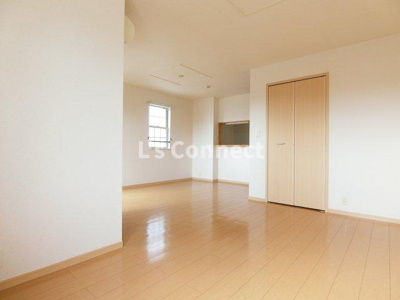【内装】 | ウィステリア | 角部屋で２面に窓があります。