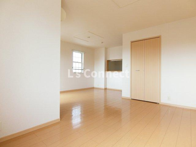 【内装】 | ウィステリア | 角部屋で２面に窓があります。