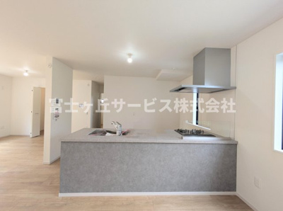 【キッチン】 | 浜松市中央区葵西6丁目 2期 新築一戸建て | 前から見たキッチンです
