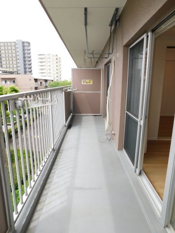 コープ野村新瑞橋2棟のバルコニー|◇バルコニー◇　　南面で陽当り良好なワイドバルコニー！　リビングと洋室から出入りできます♪