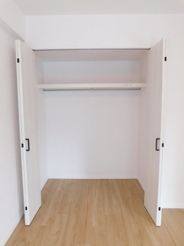 コープ野村新瑞橋2棟の収納|◇クローゼット◇　　全居室に洋服や大きな荷物が片付く大容量収納のクローゼット完備！