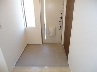 【玄関】 | エクセレンス | 小窓があり明るい玄関