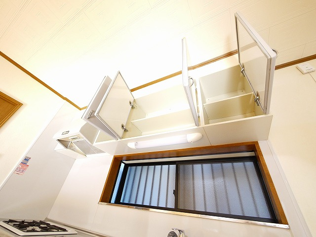 小西貸家のキッチン|キッチン上部には収納があります