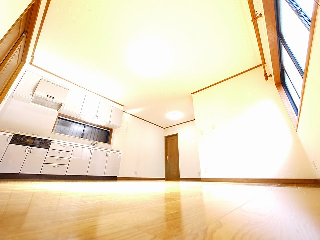 小西貸家の居間・リビング|こちらのリビングで趣味の時間をお楽しみください