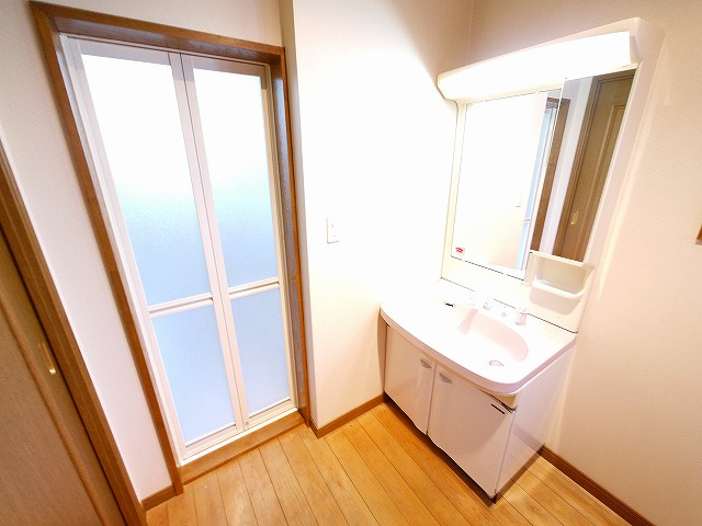 小西貸家の洗面所|スペースが確保できる洗面所です