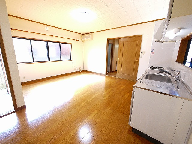 小西貸家の居間・リビング|こちらのリビングで趣味の時間をお楽しみください