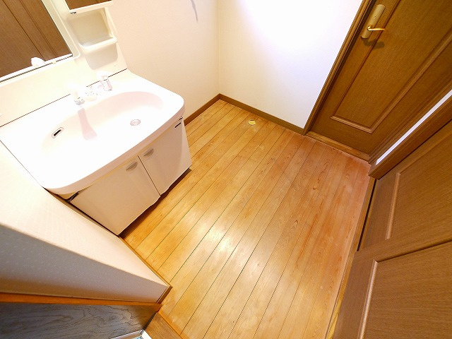 小西貸家の洗面所|脱衣スペースもあります