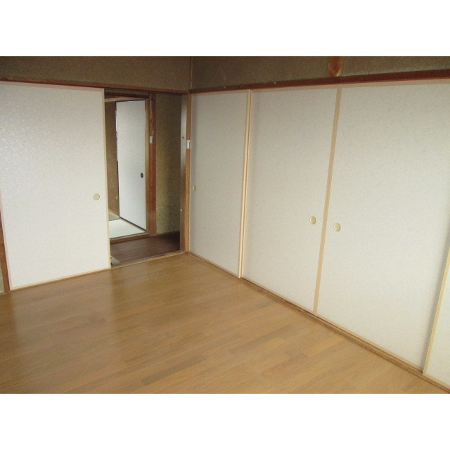 柳津町東塚５丁目貸家の居間・リビング
