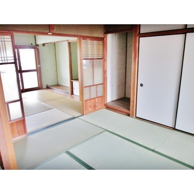 柳津町東塚５丁目貸家の居間・リビング