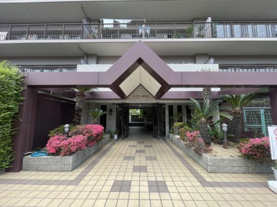 【エントランス】 | メゾンドール浜寺北 | 流行に左右されず、将来にわたって価値が継続する「上質」な佇まい。親しみやすさといった暮らしを豊かにしてくれる住空間です。