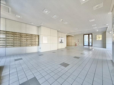 【エントランス】 | ユニハイム北野田 | 清潔に維持されている共用部。住む方のマナーの良さが感じられます！