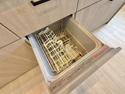 【キッチン】 | ユニハイム北野田 | 食器洗乾燥機付きで家族の食器もピカピカ。後片付けもラクラクこなせて、日々の生活には欠かせない便利設備。環境にもママの手にも優しいのがうれしいですね。