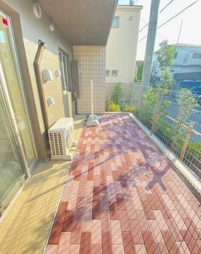 リア世田谷　ネット無料　築浅　バイク置き場のバルコニー