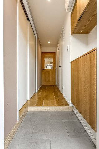ライオンズマンション門前仲町第3の玄関|【玄関】玄関には大型のシューズクローゼットを設置しておりますのでいつでもスッキリりとした空間を保てます。玄関周りを清潔に使うのはとても大事なことですよね。