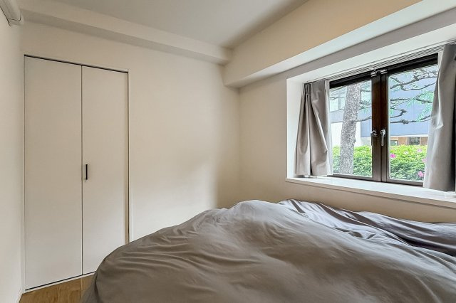 ライオンズマンション門前仲町第3の寝室|【寝室】心と体をゆったりと安らげる主寝室。寝室のゆとりが大きい分だけ、暮らしの安らぎは深まります。一日の疲れを癒すだけでなく、ご夫婦の親密な語らいを紡ぎ出します