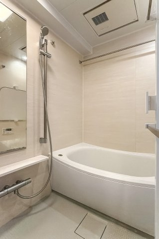 ライオンズマンション門前仲町第3の浴室|【バスルーム】暖房換気乾燥機付きシステムバスルーム。暖房・冷風・換気・乾燥など、毎日を快適に過ごせるうれしい機能が揃っています。雨の日の洗濯物も安心です。