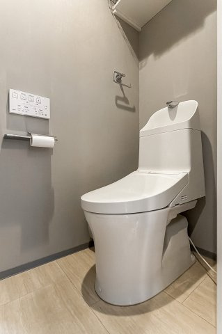 ライオンズマンション門前仲町第3のトイレ|【トイレ】 収納スペースをしっかりと確保した温水洗浄便座機能付きトイレ。温水洗浄便座は清潔にお使いいただくための大切なアイテムです。