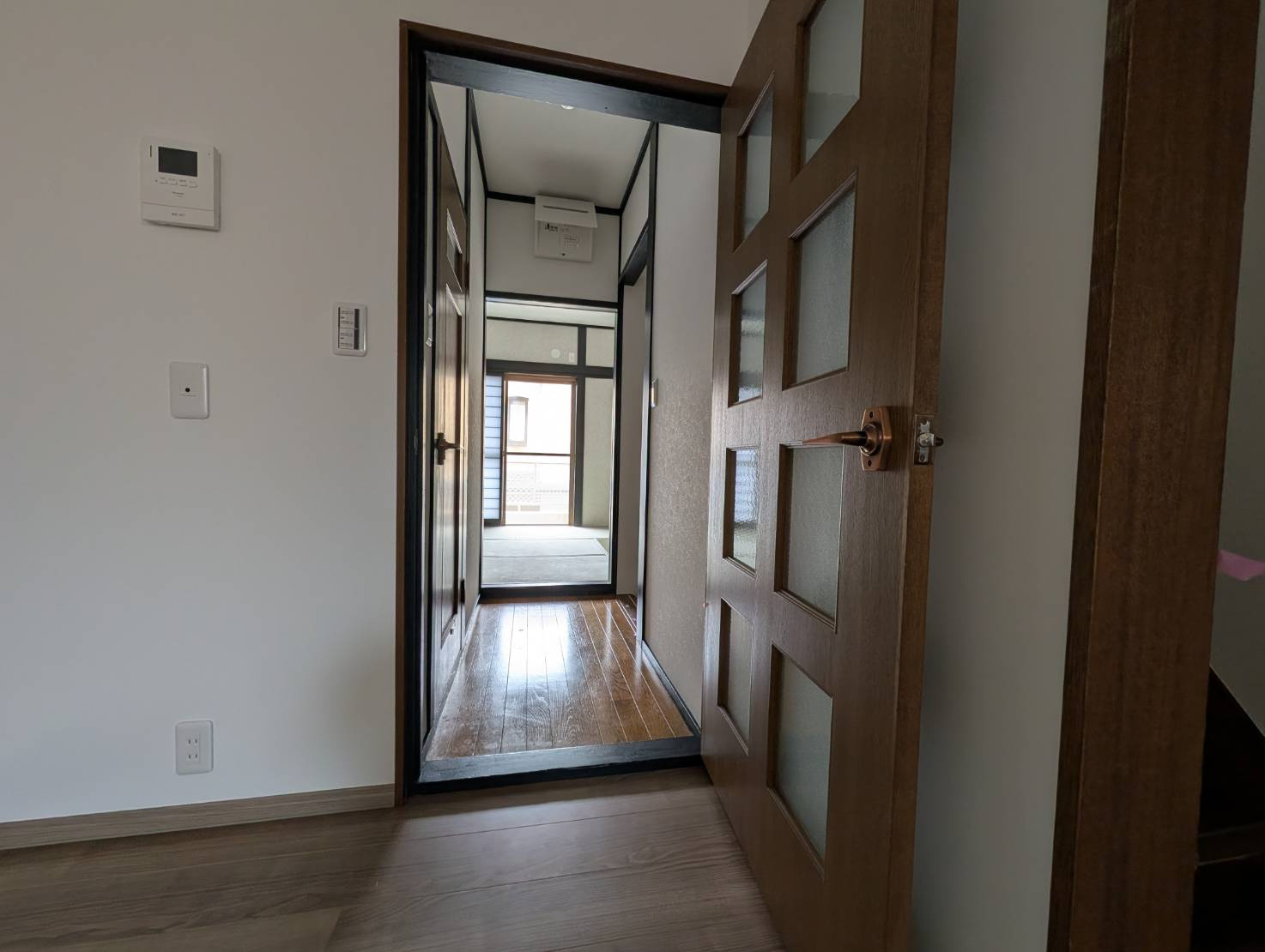米崎中古戸建の内装|家族の顔が自然と見えるリビング階段。コミュニケーションが生まれる間取りです。