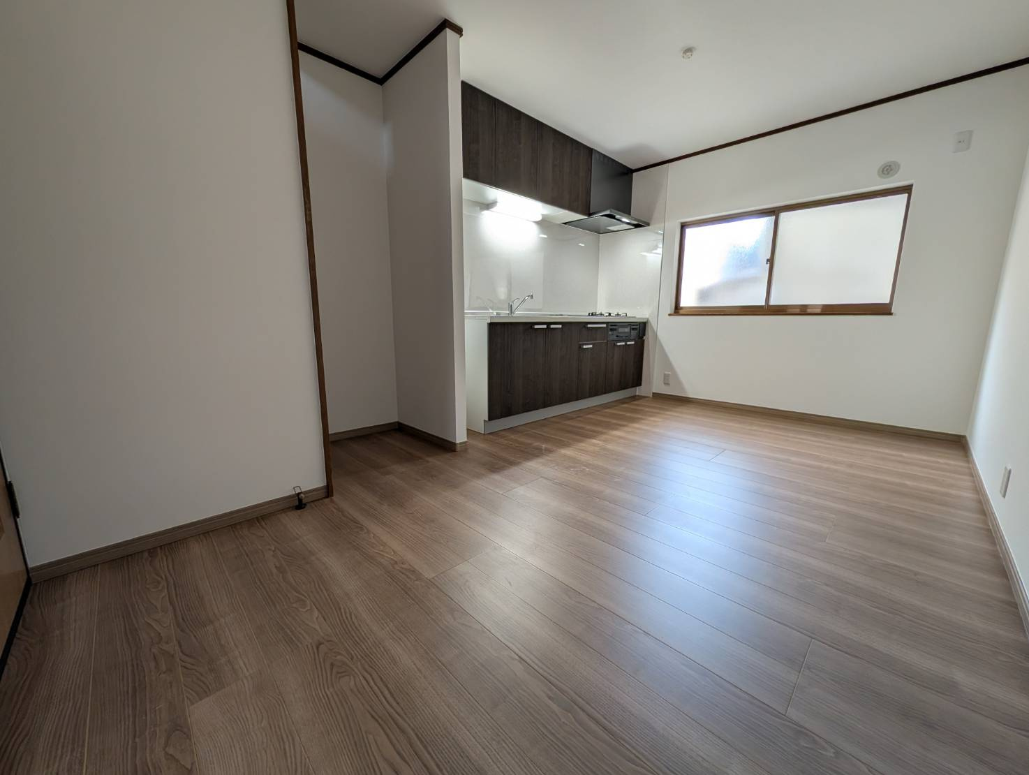 米崎中古戸建の居間・リビング|家族が自然と集まるリビング。くつろぎの時間をゆったり過ごせます。