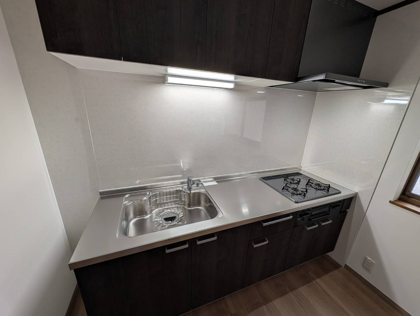 米崎中古戸建のキッチン|システムキッチン採用。収納力もあり、毎日の料理がスムーズにはかどります。