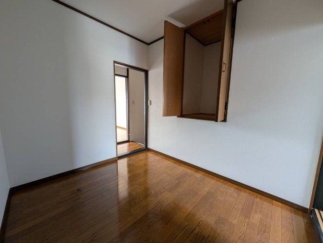 米崎中古戸建の洋室|収納をしっかり確保。お部屋をスッキリ保ちながら暮らせます。