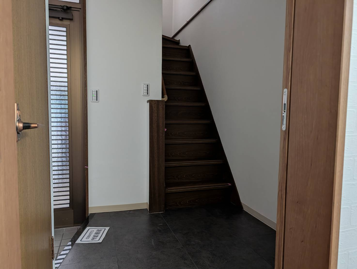 米崎中古戸建のエントランス|広々としたエントランスで空間も広く感じます。