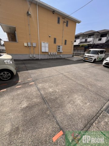 アライブKの駐車場