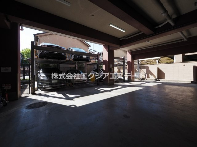 クラウンハイム西田辺の駐車場